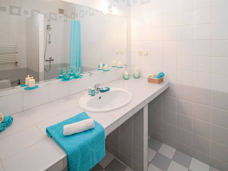 Toiletten, Bäder und Waschräume reinigen